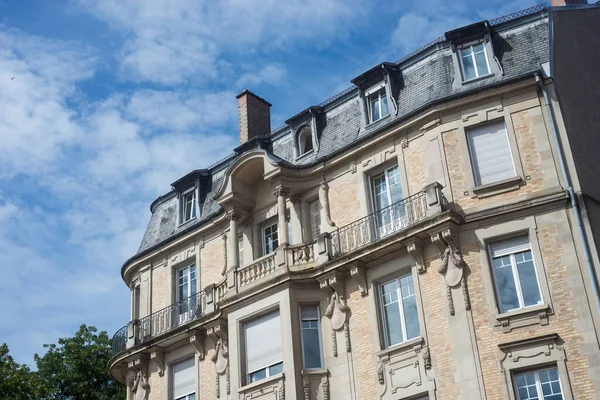 Detailhandel Van Luxe Stoned Gebouw Gevel Mooie Bewolkte Hemel — Stockfoto