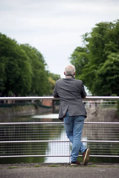 Portret Achteraanzicht Van Een Oude Man Zoek Naar Een Stadspark — Stockfoto