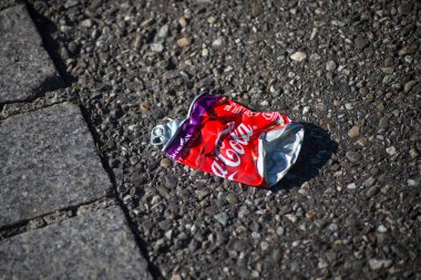 Mulhouse - Fransa - 21 Haziran 2020 - Sokakta yerde ezilmiş Coca-Cola kutusuna yakın çekim 