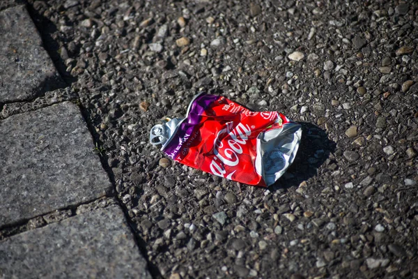 Mulhouse Francie Června 2020 Detailní Záběr Opuštěné Rozdrcené Plechovky Coca — Stock fotografie