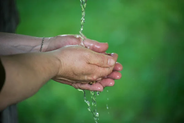 Fechar Mãos Mulher Água Fonte — Fotografia de Stock