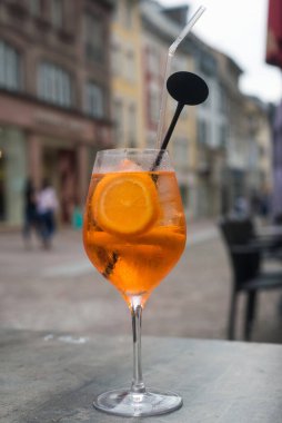 Restoranın terasında limon dilimli bir bardak alkol kokteyli.