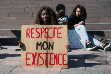 Mulhouse France - 27 Haziran 2020 - Irkçılığı Fransızca metinlerle protesto eden insanların portresi: varoluşa saygı, ingilizce gelenek: varlığıma saygı