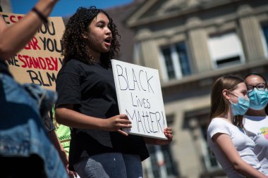 Mulhouse France - 27 Haziran 2020 - Siyahların yaşamları için ırkçılığı protesto eden insanların portresi