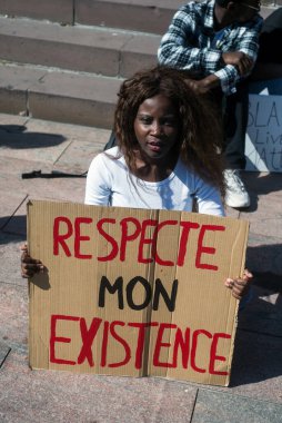 Mulhouse France - 27 Haziran 2020 - Irkçılığı Fransızca metinlerle protesto eden insanların portresi: varoluşa saygı, ingilizce gelenek: varlığıma saygı