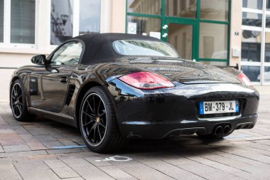 Mulhouse - Fransa - 28 Haziran 2020 - Siyah Porsche 718 Boxster 'ın dikiz görüntüsü sokağa park edilmiş 
