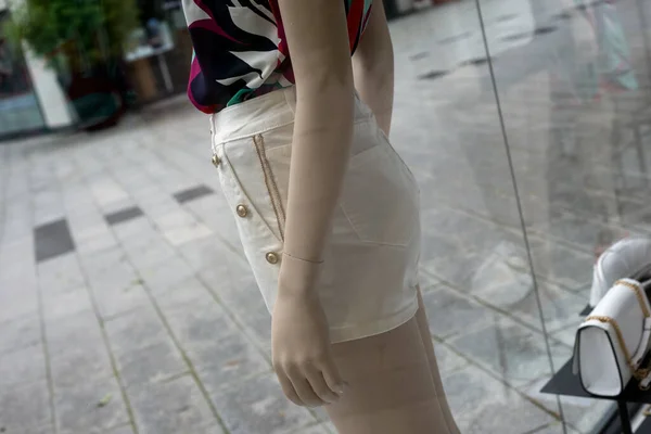 Крупный План Белых Джинсов Коротким Манекеном Салоне Модного Магазина Женщин — стоковое фото