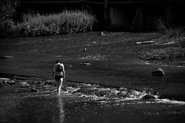 Retrato Vista Posterior Niña Caminando Río Con Traje Baño — Foto de Stock