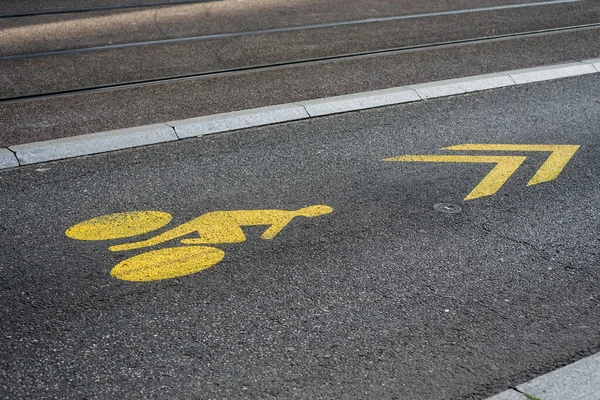 Einzelhandel Mit Gelben Radfahrstreifen Schildern Der Straße — Stockfoto