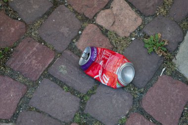 Mulhouse - Fransa - 4 Temmuz 2020 - Coca-Cola kutusunun kaldırım taşları üzerinde kapatılması 