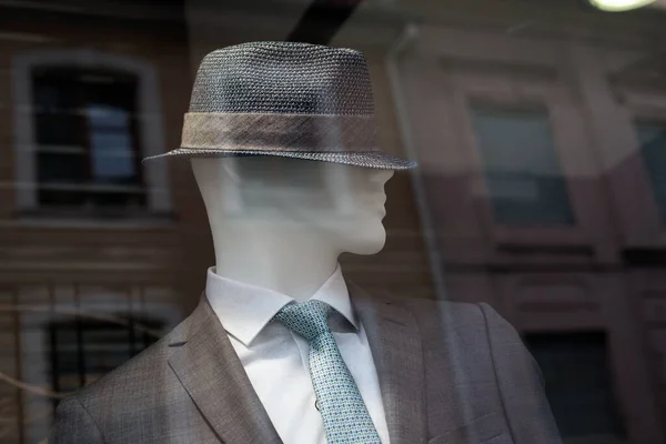 Primer Plano Traje Clásico Gris Para Hombres Manequín Con Sombrero — Foto de Stock