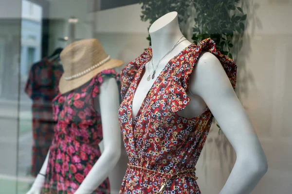 Detailní Záběr Letní Šaty Figuríny Módním Obchodě Showroom — Stock fotografie