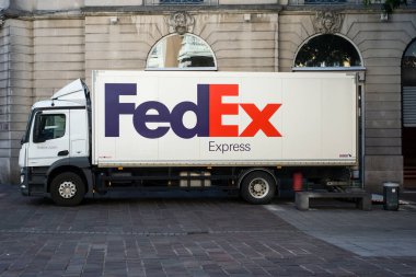 Mulhouse - Fransa - 6 Temmuz 2020 - yaya yoluna park etmiş Fedex dağıtım kamyonunun görüntüsü