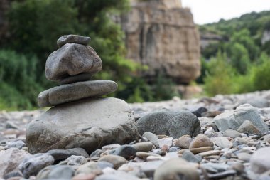Kuru nehirde taş dengesi yakın.