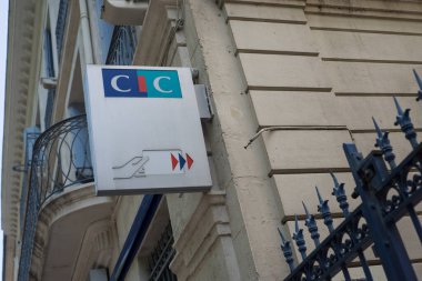 Beziers - Fransa - 11 Temmuz 2020 - Banka ajansı cephesinde CIC imzası