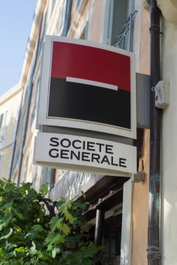 Beziers - Fransa - 11 Temmuz 2020 - Ajans cephesinde genel sosyal banka tabelasının kapatılması