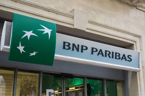 Beziers Frankrijk Juli 2020 Close Bnp Paribas Tekent Gevel Bankagentschap — Stockfoto