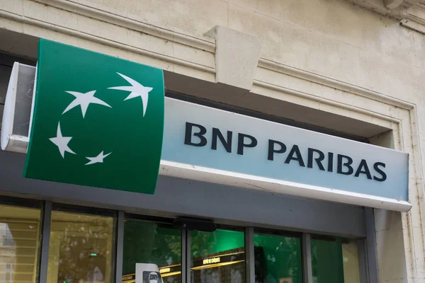 Beziers - Fransa - 11 Temmuz 2020 - Banka ajansı cephesinde BNP Paribas 'ın Kapanışı