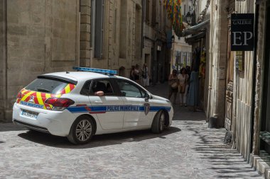 Beziers - Fransa - 11 Temmuz 2020 - Sokağa park edilmiş belediye polis arabası manzarası 