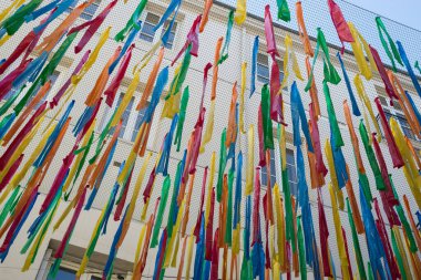 Yaza kadar gölgeler için sokaktaki renkli plastik kurdelenin yakınına. 