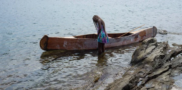 Кадаки Испания Июля 2020 Портрет Африканской Девушки Борту Деревянной Лодки — стоковое фото