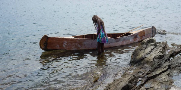 Cadaques Španělsko Července 2020 Portrét Afrického Děvčete Dřevěné Lodi Moři — Stock fotografie