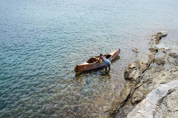 ศาลเจ สเปน กรกฎาคม 2020 ภาพของหญ งสาวชาวแอฟร นเร อไม ในทะเล — ภาพถ่ายสต็อก