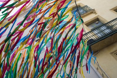 Yaza kadar gölgeler için sokaktaki renkli plastik kurdelenin yakınına. 