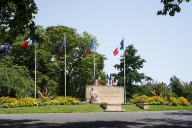 Beziers - Fransa - 9 Temmuz 2020 - Şehir parkındaki İkinci Dünya Savaşı Anıtı 