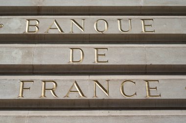 Beziers - Fransa - 10 Temmuz 2020 - Banf of France 'ın kapatılması altın harflerle taşlanmış bina ve ingilizce 