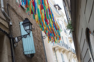 Yaza kadar gölgeler için sokaktaki renkli plastik kurdelenin yakınına. 