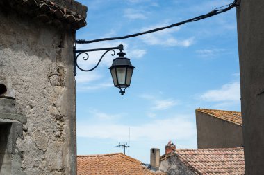 Mavi gökyüzü arka planında tipik bir Fransız köyündeki klasik sokak lambasına yakın çekim 