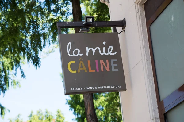 法国Mulhouse 2020年7月19日 在店面上贴上 Mie Caline 面包店标志的Closeup Offrench牌 — 图库照片
