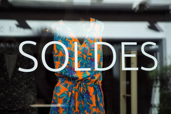 法式打折标志 Soldes 的关闭 夏季服装背景下的法国时装店橱窗吸引 — 图库照片