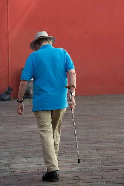 Retrato Vista Traseira Homem Velho Andando Rua Com Vara Chapéu — Fotografia de Stock