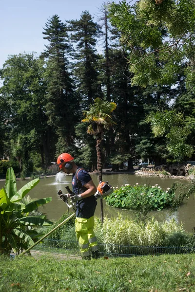 Beziers Fransa Temmuz 2020 Şehir Parkında Çalışan Bahçıvanın Arka Plandaki — Stok fotoğraf