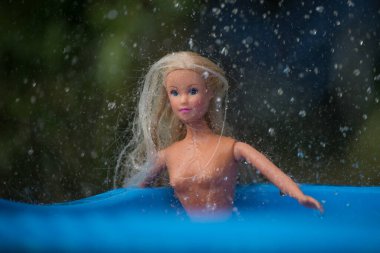 Mulhouse - Fransa - 21 Temmuz 2020 - Tropik yağmurda yüzme havuzunda Barbie bebeğe yakın çekim