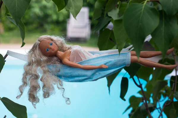 Мюлуз Франция Июля 2020 Крупный План Куклы Барби Лежащей Пограничном — стоковое фото