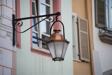 Arka plandaki bir ortaçağ binasındaki klasik sokak lambasına yakın çekim