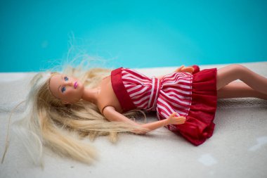 Mulhouse - Fransa - 26 Temmuz 2020 - Sınırda yatan Barbie bebek portresi 