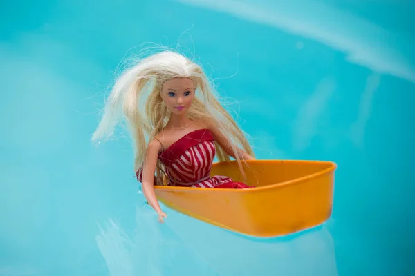 Мюлуз Франция Июля 2020 Портрет Барби Сидящей Пластмассовой Лодке Плавающей — стоковое фото