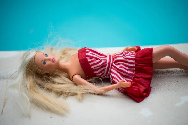 Mulhouse Francie Červenec 2020 Portrét Panenky Barbie Ležící Pomezí Bazénu — Stock fotografie