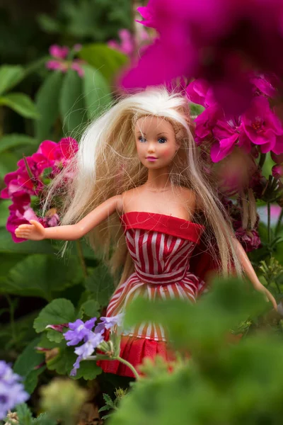 Malhouse France Липня 2020 Портрет Ляльки Барбі Стоїть Оточенні Квітів — стокове фото