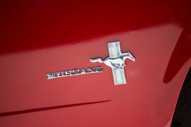 Mulhouse - Fransa - 24 Temmuz 2020 - Sokağa park edilmiş kırmızı üstü açık Ford Mustang Modeli