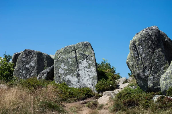 Vista Megaliths Topo Montanha Fundo Céu Azul — Fotografia de Stock