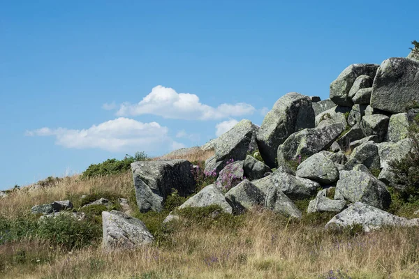 Vista Megaliths Topo Montanha Fundo Céu Azul — Fotografia de Stock