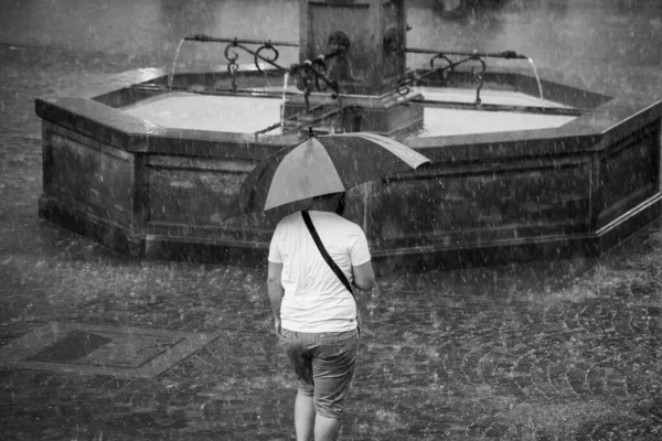 后视镜上的人物形象 主要是拿着雨伞在街上行走的人 — 图库照片