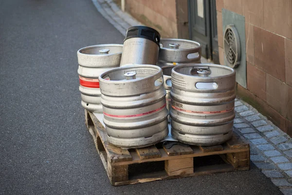 Mulhouse Francia Agosto 2020 Primer Plano Barriles Metálicos Cerveza Frente — Foto de Stock