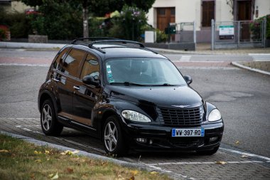 Oderen - Fransa - 10 çirkin 2020 - Caddeye park edilmiş siyah Chrysler Cruise 'un ön görüntüsü
