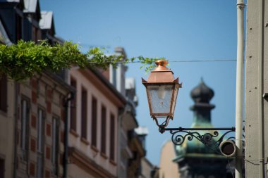 Eski sokak lambasının mavi gökyüzü arka planında tarihi bina cephesine yakın plan